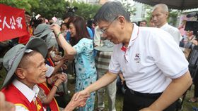 柯文哲出席公益活動　為長者戴帽台北市長柯文哲（前右）2日在士林承德公園，出席2017士林商圈「益」遊趣—老街傳愛公益活動，陪同商圈代表捐贈帽子給士林陽明老人公寓的長者，並為他們戴上。中央社記者徐肇昌攝　106年9月2日