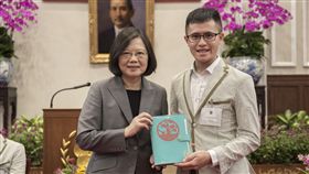 蔡英文總統接見「106年國際青年大使交流計畫團員」。（總統府提供）