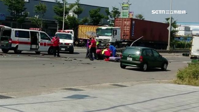 聯結車撞飛機車險輾　騎士命大僅挫傷