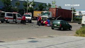 聯結車撞飛機車險輾　騎士命大僅挫傷