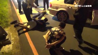 青少年攜槍棍鬥毆！拒攔查竟衝撞警車