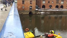 屁孩朝消防員丟雪球_https://www.youtube.com/watch?v=5FD4T1CHWg4