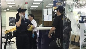 持刀挾持女客戶　蒙面歹徒搶走30萬