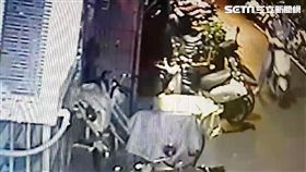 黃男騎車偷遍板橋地區巷弄陽台的女用內衣褲，一共有13間民宅受害，意圖嫁禍給劉姓車主，警方循線逮捕黃男到案，訊後依竊盜罪函送法辦（翻攝畫面）