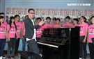 羅大佑2017巡迴演唱會「當年離家的年輕人」，與台大合唱團合作，演唱會找來120位台大同學擔任嘉賓。（記者邱榮吉/攝影）