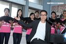 羅大佑2017巡迴演唱會「當年離家的年輕人」，與台大合唱團合作，演唱會找來120位台大同學擔任嘉賓。（記者邱榮吉/攝影）