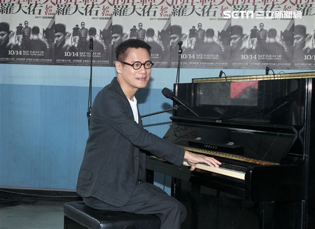 羅大佑2017巡迴演唱會「當年離家的年輕人」，與台大合唱團合作，演唱會找來120位台大同學擔任嘉賓。（記者邱榮吉/攝影）