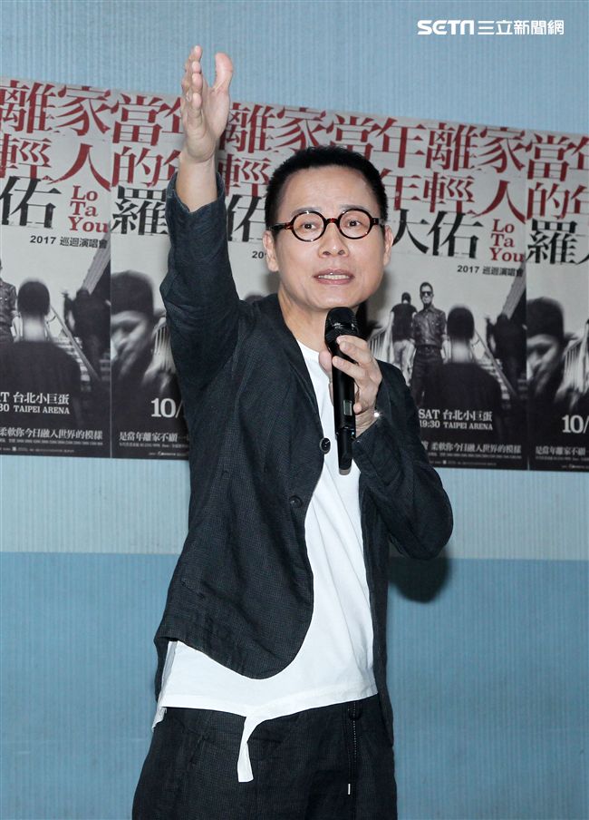 羅大佑2017巡迴演唱會「當年離家的年輕人」，與台大合唱團合作，演唱會找來120位台大同學擔任嘉賓。（記者邱榮吉/攝影）
