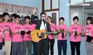 羅大佑2017巡迴演唱會「當年離家的年輕人」，與台大合唱團合作，演唱會找來120位台大同學擔任嘉賓。（記者邱榮吉/攝影）
