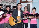 羅大佑2017巡迴演唱會「當年離家的年輕人」，與台大合唱團合作，演唱會找來120位台大同學擔任嘉賓。（記者邱榮吉/攝影）