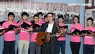 羅大佑2017巡迴演唱會「當年離家的年輕人」，與台大合唱團合作，演唱會找來120位台大同學擔任嘉賓。（記者邱榮吉/攝影）