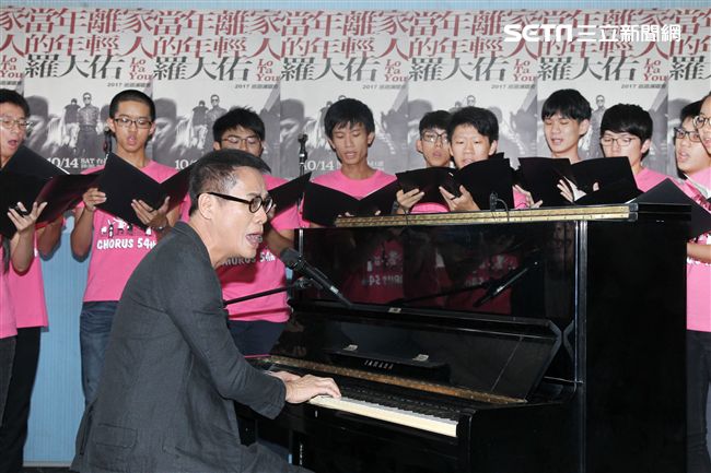 羅大佑2017巡迴演唱會「當年離家的年輕人」，與台大合唱團合作，演唱會找來120位台大同學擔任嘉賓。（記者邱榮吉/攝影）