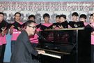 羅大佑2017巡迴演唱會「當年離家的年輕人」，與台大合唱團合作，演唱會找來120位台大同學擔任嘉賓。（記者邱榮吉/攝影）
