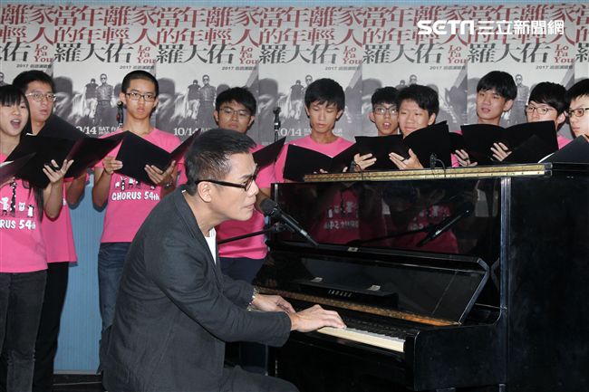 羅大佑2017巡迴演唱會「當年離家的年輕人」，與台大合唱團合作，演唱會找來120位台大同學擔任嘉賓。（記者邱榮吉/攝影）