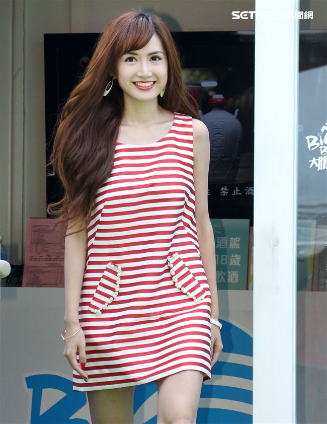 翁姿蔓化身調酒師，教你輕鬆調出高粱酒特調。（記者邱榮吉/攝影）（開車不喝酒）