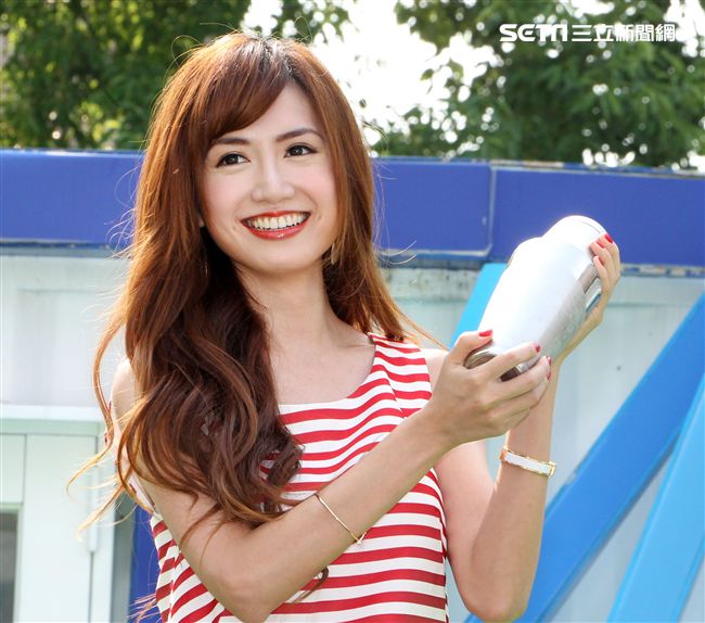 翁姿蔓化身調酒師，教你輕鬆調出高粱酒特調。（記者邱榮吉/攝影）（開車不喝酒）