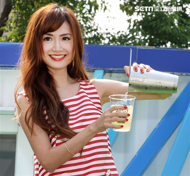 翁姿蔓化身調酒師，教你輕鬆調出高粱酒特調。（記者邱榮吉/攝影）（開車不喝酒）