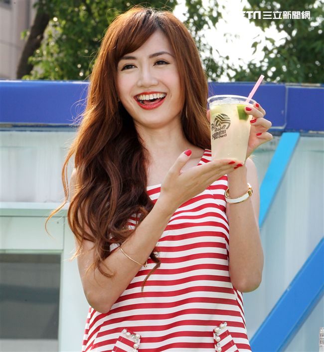 翁姿蔓化身調酒師，教你輕鬆調出高粱酒特調。（記者邱榮吉/攝影）（開車不喝酒）