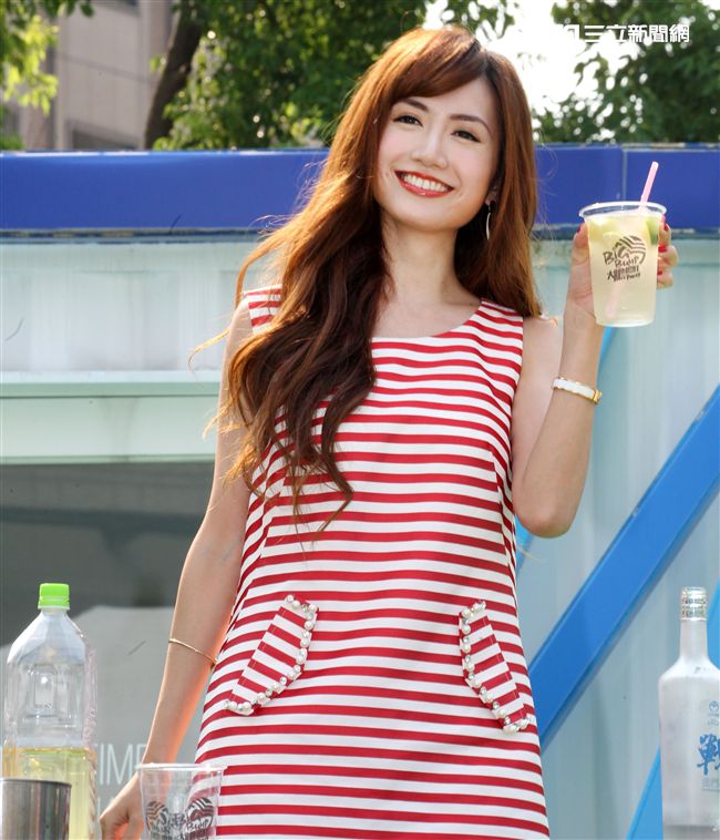 翁姿蔓化身調酒師，教你輕鬆調出高粱酒特調。（記者邱榮吉/攝影）（開車不喝酒）