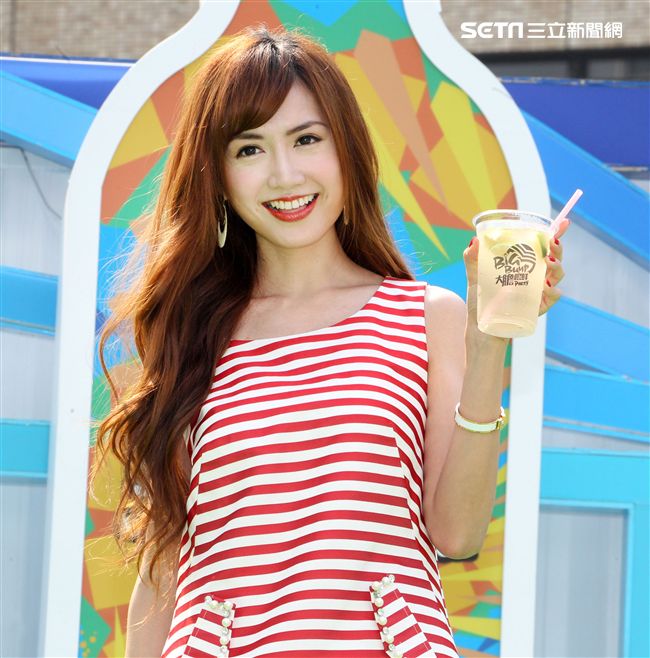 翁姿蔓化身調酒師，教你輕鬆調出高粱酒特調。（記者邱榮吉/攝影）（開車不喝酒）