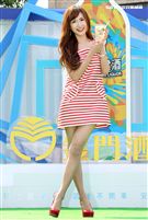 翁姿蔓化身調酒師，教你輕鬆調出高粱酒特調。（記者邱榮吉/攝影）（開車不喝酒）