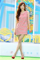 翁姿蔓化身調酒師，教你輕鬆調出高粱酒特調。（記者邱榮吉/攝影）（開車不喝酒）