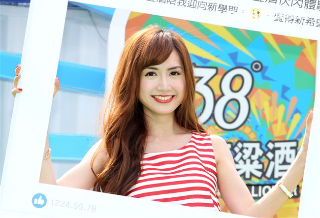 翁姿蔓化身調酒師，教你輕鬆調出高粱酒特調。（記者邱榮吉/攝影）（開車不喝酒）