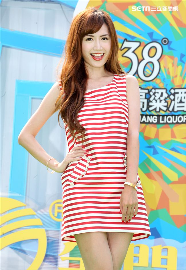 翁姿蔓化身調酒師，教你輕鬆調出高粱酒特調。（記者邱榮吉/攝影）（開車不喝酒）