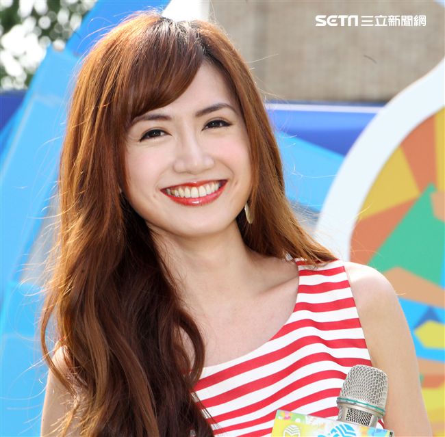 翁姿蔓化身調酒師，教你輕鬆調出高粱酒特調。（記者邱榮吉/攝影）（開車不喝酒）