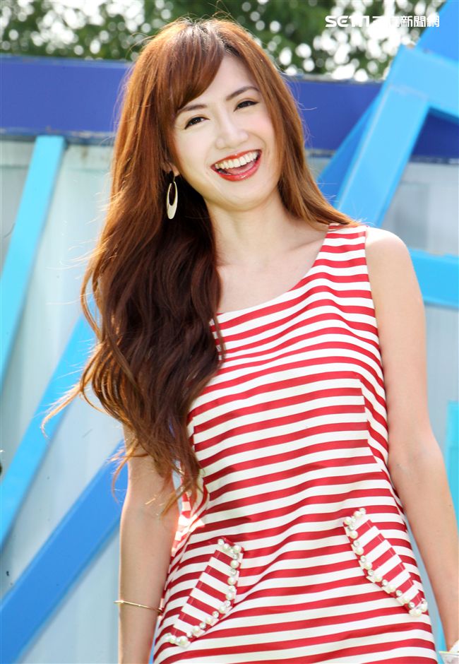 翁姿蔓化身調酒師，教你輕鬆調出高粱酒特調。（記者邱榮吉/攝影）（開車不喝酒）