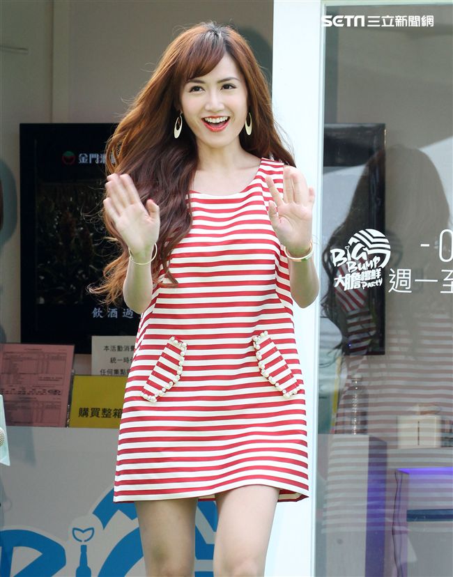 翁姿蔓化身調酒師，教你輕鬆調出高粱酒特調。（記者邱榮吉/攝影）（開車不喝酒）