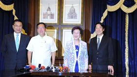 行政院長賴清德拜會前副總統呂秀蓮，桃園市長鄭文燦與行政院發言人徐國勇一起陪同。（行政院提供）