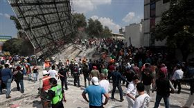 墨西哥,倒塌,強震,地震（圖／翻攝自Los Angeles Times‏推特）https://twitter.com/search?q=earthquake%20mexico&src=tyah&lang=zh-tw