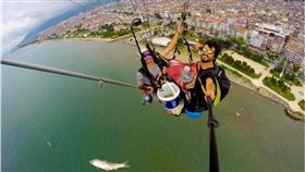 釣魚,滑翔翼,土耳其,工程師,Kadir Mert,Tunahan Korucu　圖／翻攝自臉書