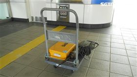 林男酒後將手推車置於捷運出入口，然後跑到服務台問事，未料當他返回原處後，卻找不到手推車，他嚇得趕緊報警處理，警方調閱監視器畫面後發現，林男根本是記錯地點，並順利幫他找回手推車！（翻攝畫面）
