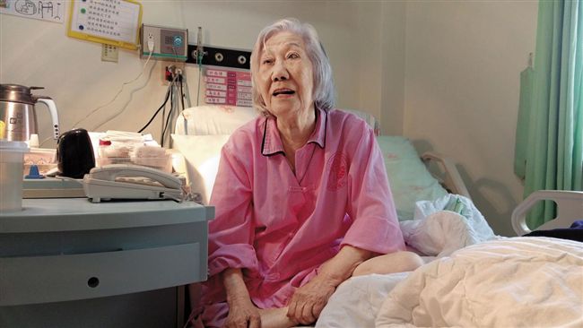 富奶奶霸占病床　要專機護送才肯出院