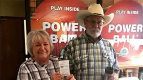 這是真的！相同號碼簽30年　婦人中威力球頭彩
推特