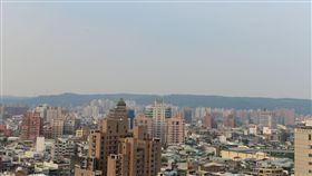 空氣品質差　桃園達紅紫色警戒（2）根據環保署空氣品質監測資料顯示，19日下午4時至5時，桃園市在桃園區、大園區兩處空氣品質監測，已達到紅色警示等級，龍潭區及平鎮區更達到紫色警報，市政府建議民眾減少戶外活動，不得已需外出時配戴口罩確保健康。中央社記者吳睿騏桃園攝  106年9月19日