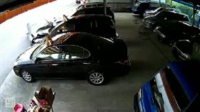 林姓通緝犯駕車失控撞進中古車行。（圖／翻攝畫面）