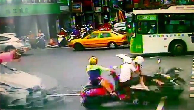 轎車撞重機　打保齡球掃飛三車五人傷