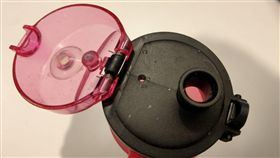 誤食異物的風險無所不在，就連水壺中的上蓋內側的軟墊也會成為孩童可能誤食的異物。