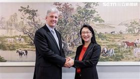 HTC 董事長兼執行長王雪紅與Google硬體資深副總裁Rick Osterloh，共同宣布簽訂11億美元合作協議的照片。（圖／HTC提供）