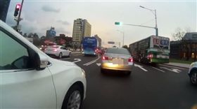 逼車,危險駕駛,爭道,機車,檢舉,三寶_https://www.facebook.com/zongwei.wu.9/videos/pcb.1395695440562617/10209183537379411/?type=3&theater&ifg=1