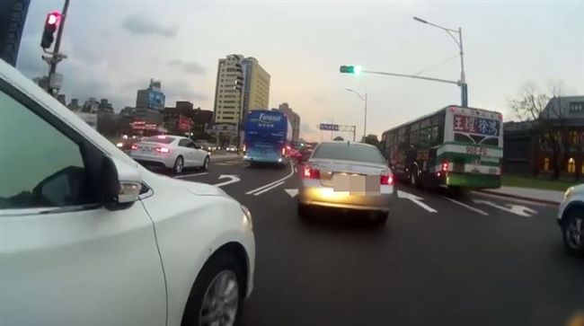 這樣不算逼車？他檢舉遭警方打回票