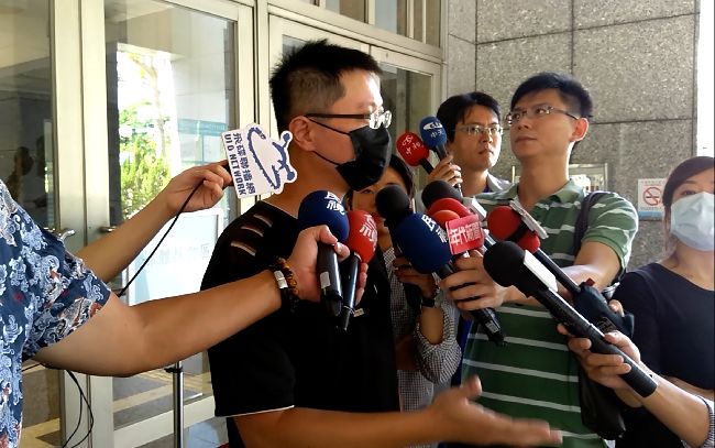 逆轉勝？王忠義首度赴父母靈前獻花
