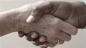 握手、牽手、夫妻握手（示意圖）／pixabay
