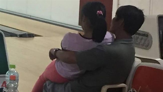 球館見大叔摟抱國中女　民眾急備案