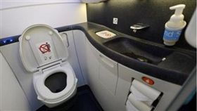 乘客自慰體液四濺飛機廁所（圖／翻攝自中國報）