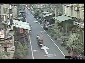 陳男勒住蕭男脖子。（圖／翻攝畫面）