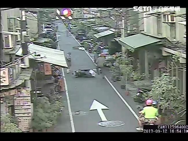 不滿車速過快踹死友人　還畏罪燒炭